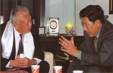 Briefing Tung Chee-hwa, former Hong Kong Chief Executive , with cultural protection in Tibet. Photo by Xu Shaoxiang