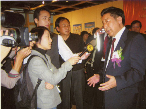 Interviewed by Hong Kong reporters. Photo by Zhou Aiming
