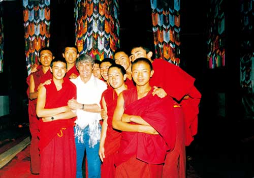 Group photo with the monk fans when coach Milou visited the monastery in Lhasa.Photo by Sochung.