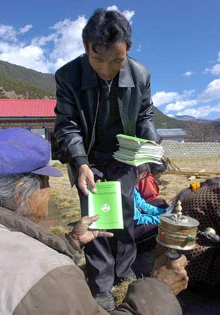Staff of Bureau of Agriculture and Animal Husbandry,Nyingchi,are distributing an agricultural technology manual to farmers. By Yang Yaming