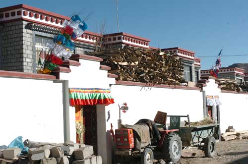 Over 257 thousand Tibetans have moved to new houses in the New Year of 2007. By Jogod