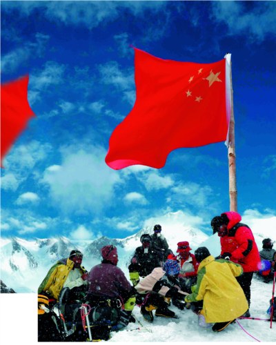  The five-star red flag is waving over the snow-covered land of Mt.Gashurbrum I.