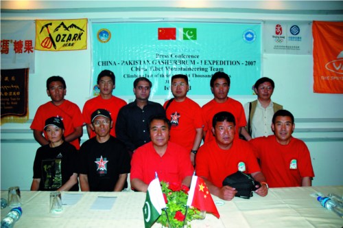 On May 31th, 2007,the Tibetan mountaineers held a press conference in Islamabad, Pakistan.The first row is (left to right)Jiji, Penpa Tashi,Samdrup,Tsering Dorje,and Luodro.Photo by Xue Wenxian.