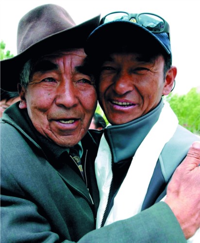 On May 5th, 2004, Gonpo (left), the famous Tibetan mountaineer, is hugging and saying goodbye to Penpa Tashi. Photo by Sonam Lozang