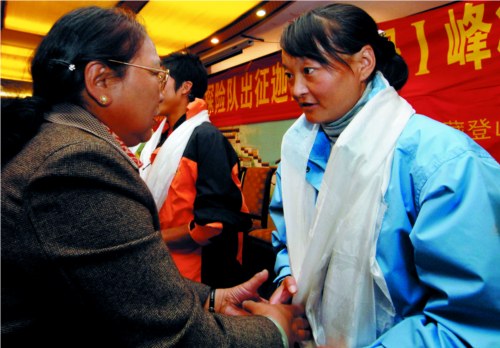 On May 14th, 2007, the Government of TAR say farewell to the ten mountaineers who are going to challenge Mt.Gashuerbrum I from the Pakistan side. Tsering Drokar, the vice Chairman of the government is presenting Hada to Jiji (right).