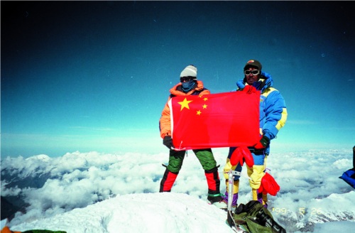 In 1999, Renna and Jiji, the first couple of mountaineers from China to reach the summit of Mt. Qomolangma.