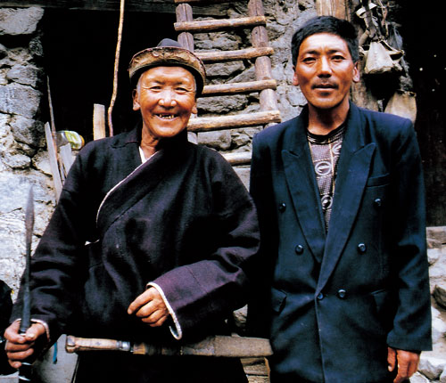 Dansong and Tsring Dondrup,farmers from Orong Township in Menling County of Nyingchi,who have many tales about man-like creatures.