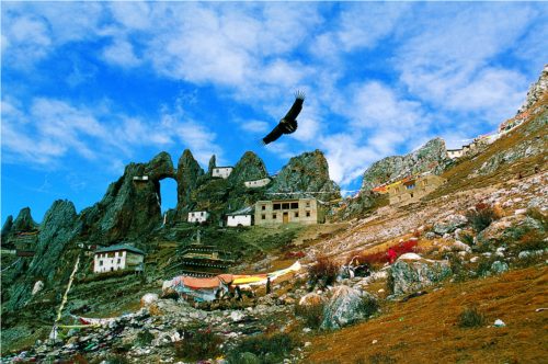 The Rtse Drugdgon Monastery was built under the summit of Mt.Rise Drugdgon.