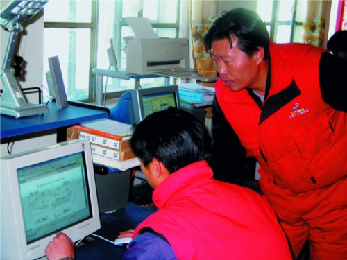 Han Liming(right) is working with staff on railway technological issues.