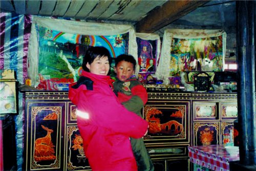 Sun Xuemei with the Tibetan children whom she has been helping.