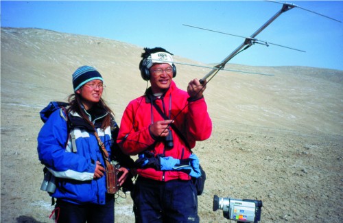 Liu Yanling and Dr. Kang Aili are working on a high-tech instrument.