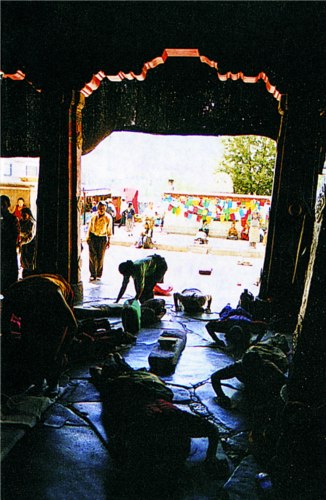 Believers in front of the Jokang Monastery